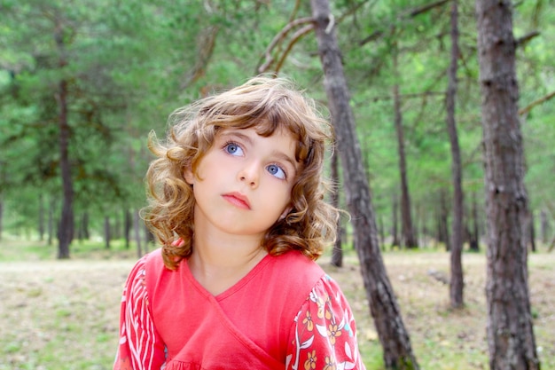 Fille pensive en forêt nature arbre pensant geste