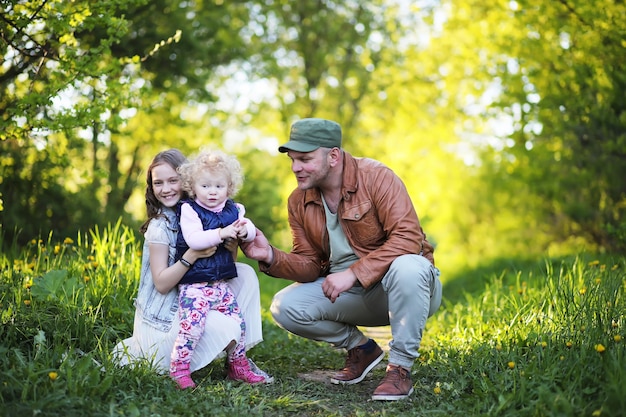 Fille avec père dans le parc le soir d'une journée ensoleillée au printemps