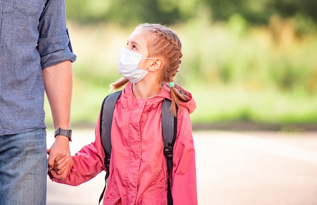 Fille avec père retourne à l'école