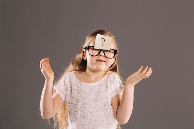 Fille perplexe dans des verres