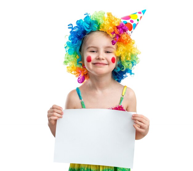 Fille en perruque de clown détient du papier vierge, isolé sur fond blanc