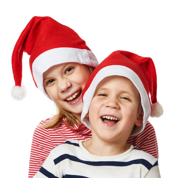 Fille et petit garçon au chapeau de père Noël