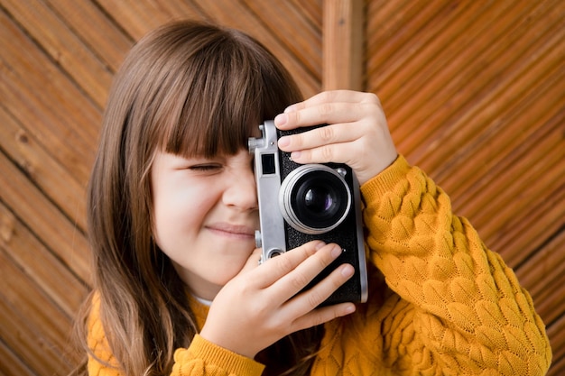 une fille avec une photo dans les mains les loisirs des enfants