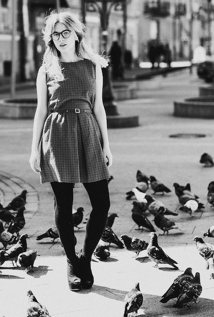 Fille et pigeons style de vie et mode photo en noir et blanc