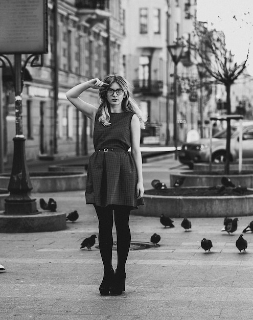 Fille et pigeons style de vie et mode photo en noir et blanc