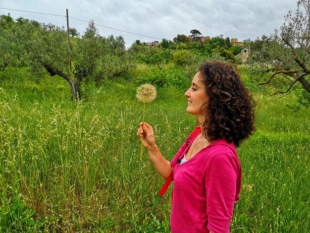 Photo fille avec un pissenlit à la campagne