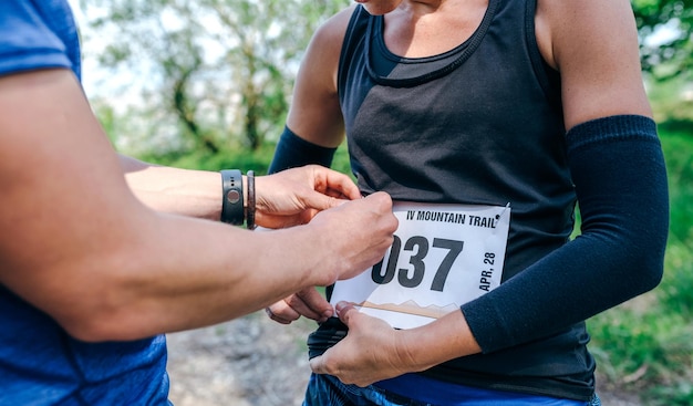 Fille plaçant le numéro de course