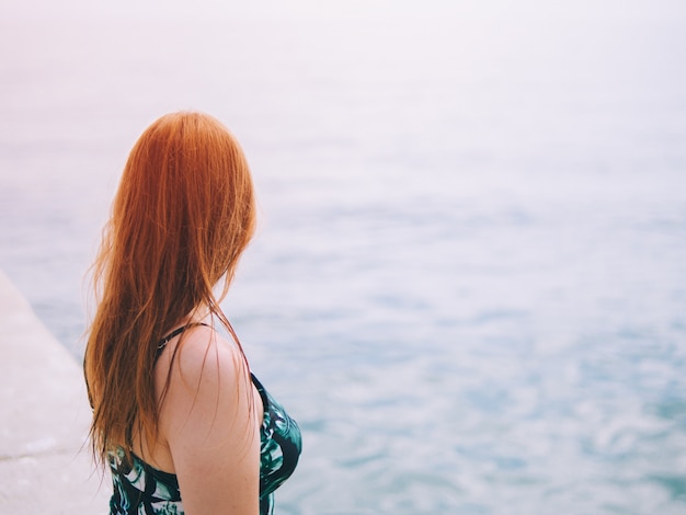 Fille sur la plage copie espace