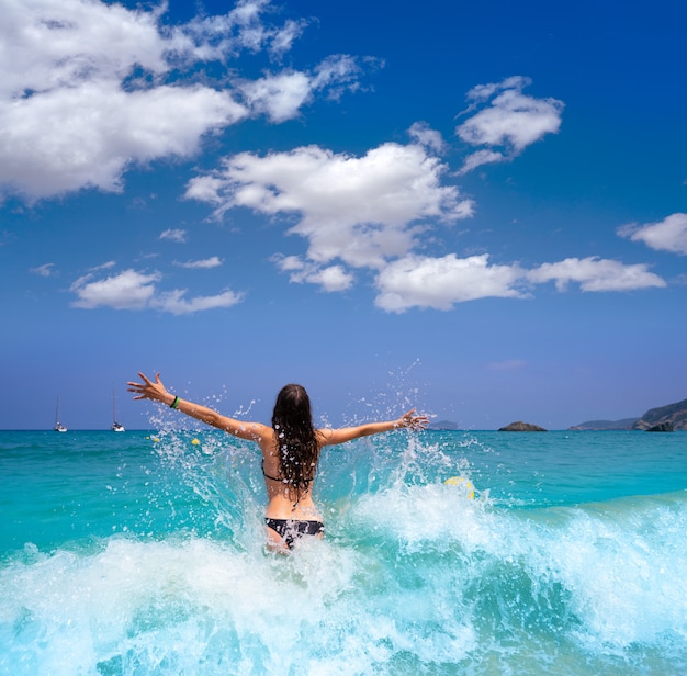 Fille de plage d&#39;Ibiza éclaboussant l&#39;eau dans les Baléares