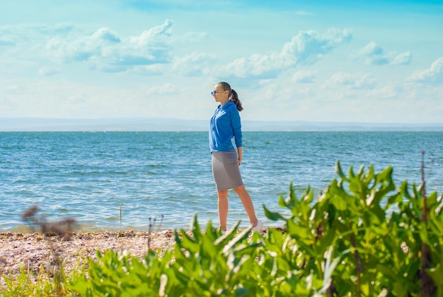 Fille sur la plage. Repos d'été.