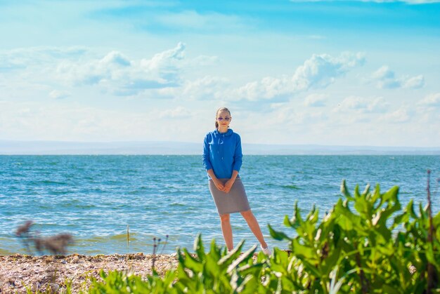 Fille sur la plage. Repos d'été.