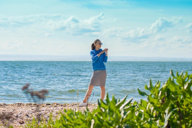 Fille sur la plage. Repos d'été.