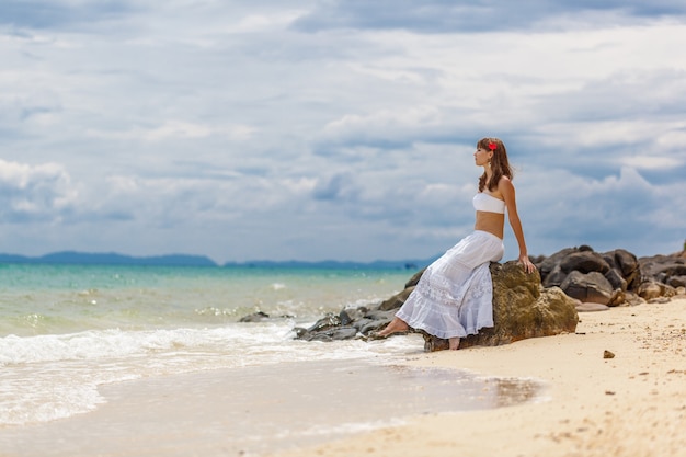 Fille sur la plage