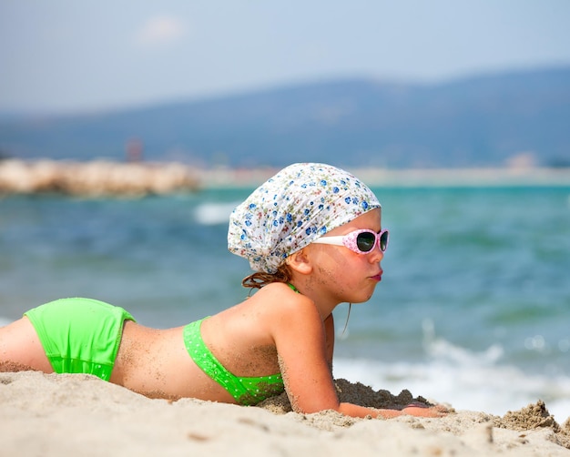 Une fille sur une plage