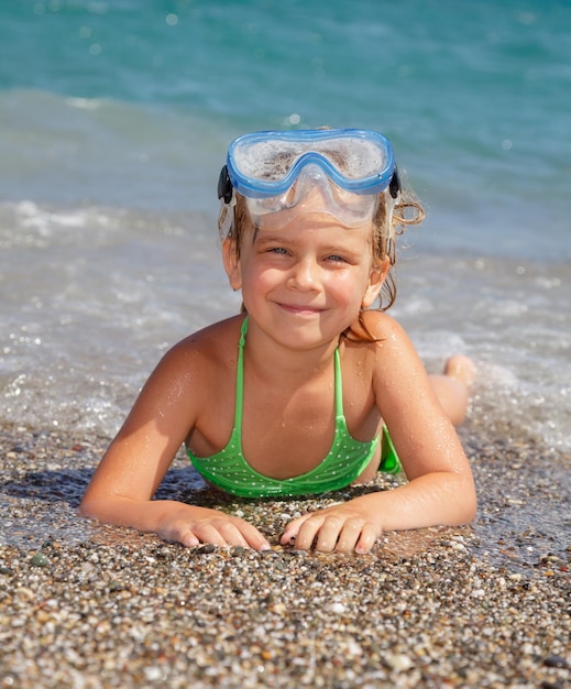 Photo une fille sur une plage