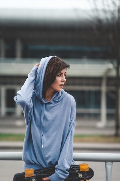 Fille avec planche à roulettes