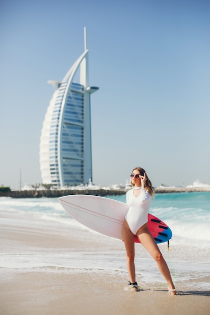 fille avec une planche de surf