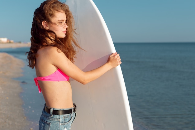 Fille avec planche de surf