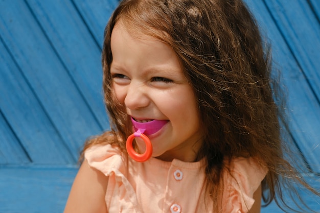 Photo une fille avec une plaque de protège-dents vestibulaire pour corriger la morsure