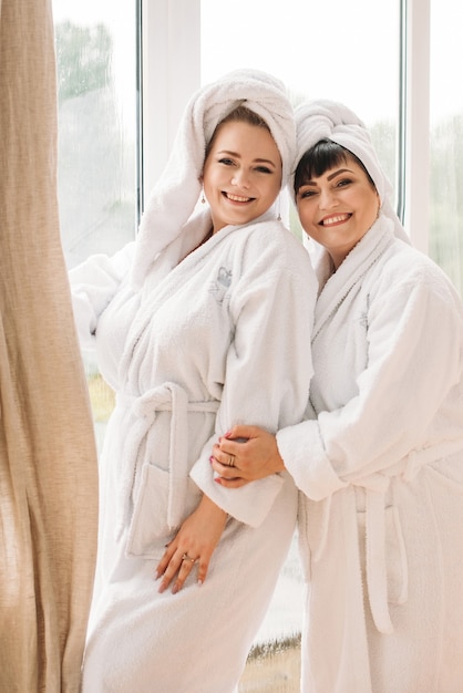 Fille plus la taille en robe et turban spa smile spa journée en famille