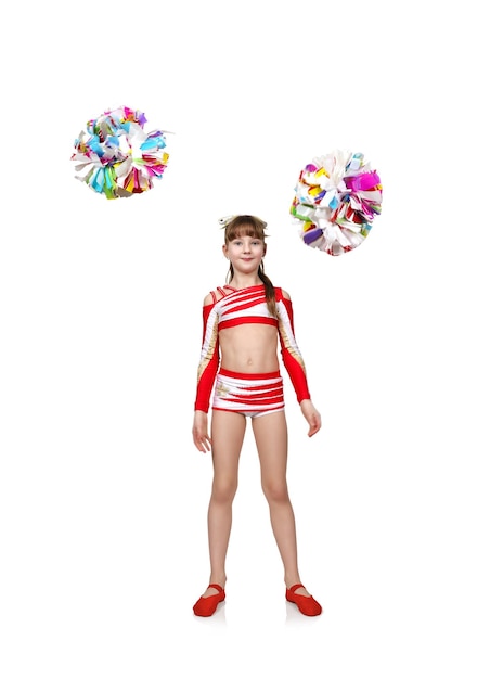 Fille de pom-pom girl jette des pompons