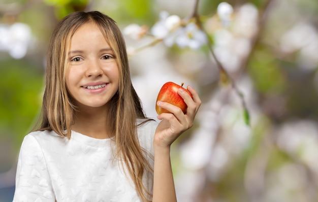 Fille avec une pomme rouge délicieuse