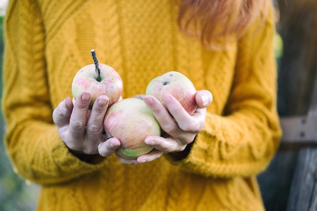 Fille et pommes