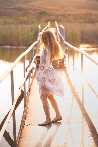 Fille sur un pont - humeur d'automne