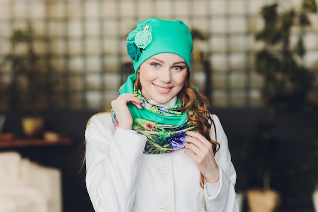 Fille portant un bonnet chaud, un manteau et une écharpe