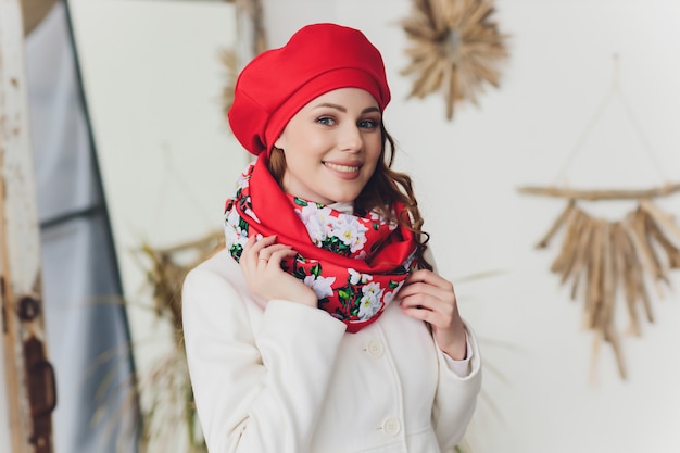 Photo fille portant un bonnet chaud, un manteau et une écharpe