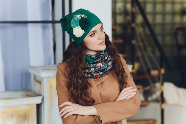 Fille portant un bonnet chaud, un manteau et une écharpe