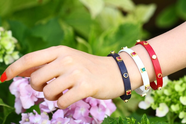 Une fille portant un bracelet de la marque rhododendron.