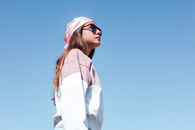 Fille portant un foulard rose