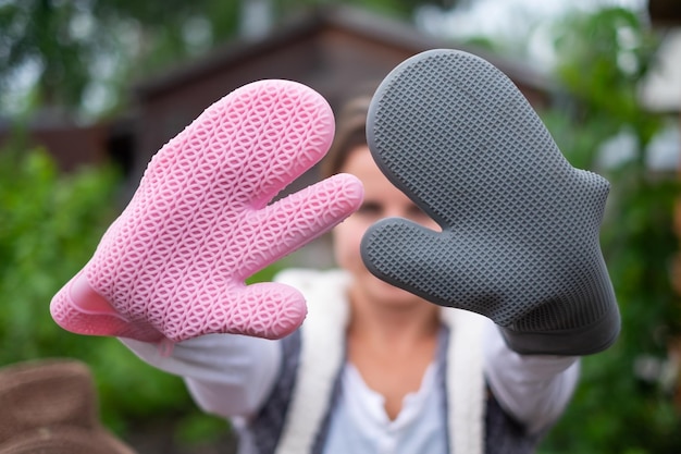 Fille portant des gants en silicone spéciaux pour griller