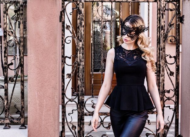 Fille portant un masque noir à l&#39;île de Burano, Italie