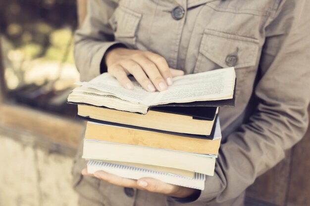 Fille portant un paquet de livres