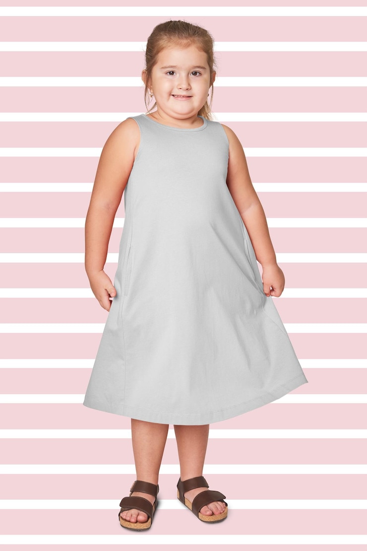Photo fille portant une robe png mockup complet du corps