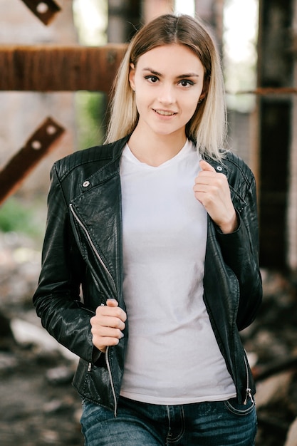 Fille portant un t-shirt et une veste en cuir