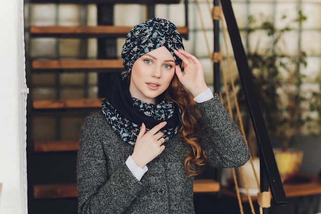 Fille portant un turban, un manteau et une écharpe