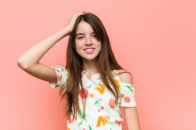 Fille portant des vêtements d'été en studio