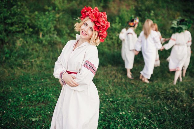 fille portant des vêtements traditionnels ukrainiens