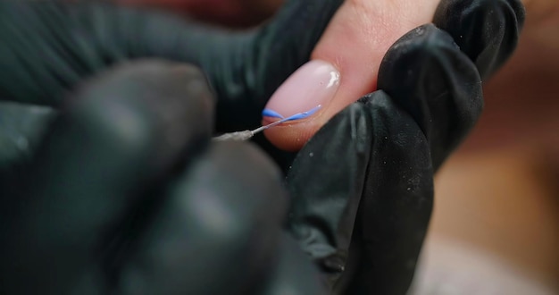 Photo une fille porte un gant noir et nettoie ses ongles avec un gant en plastique transparent