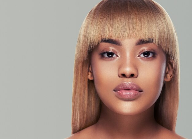 Fille de portrait de beauté de femme africaine avec une peau saine et de beaux cheveux. Prise de vue en studio.