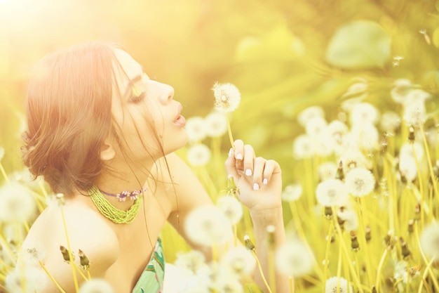 Fille de portrait de mode beauté avec maquillage à la mode et perles dans des feuilles vertes