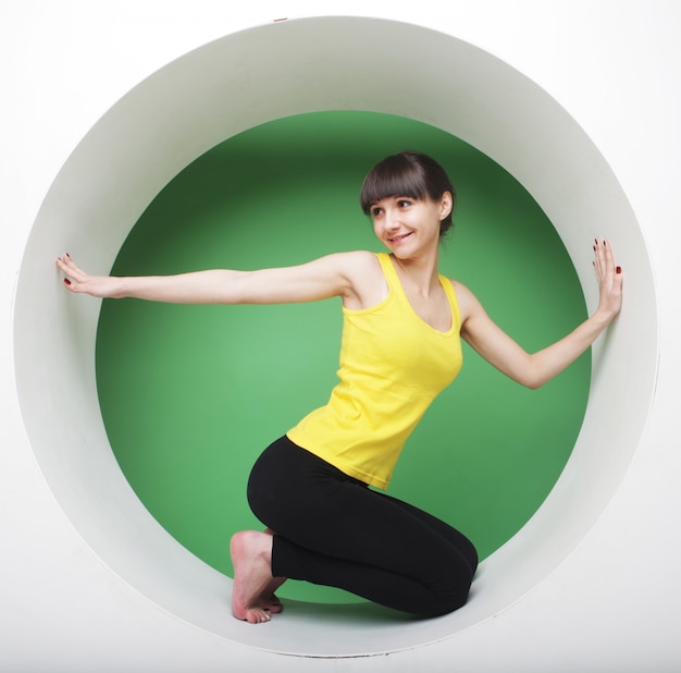 Fille posant dans un cercle vert