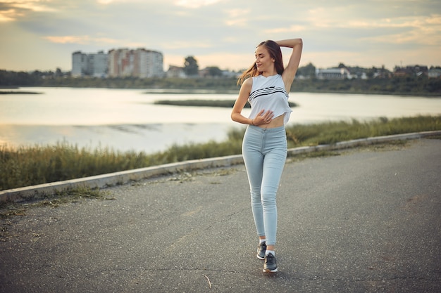 fille posant et dansant dans les rues