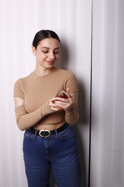 une fille posant pour une photo d'une femme d'affaires