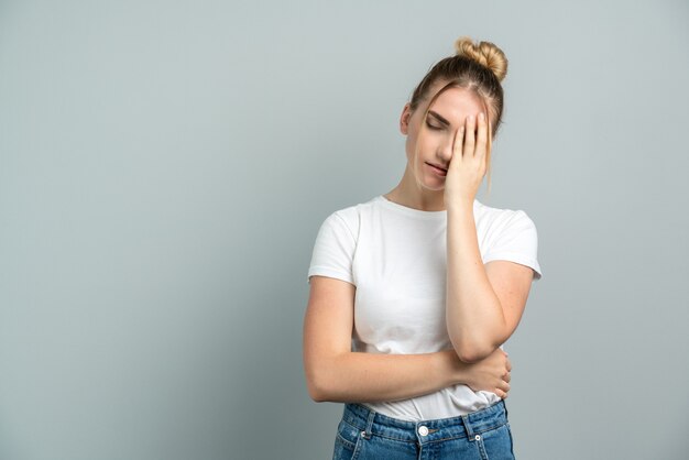 fille posant avec un regard surélevé isolé sur gris