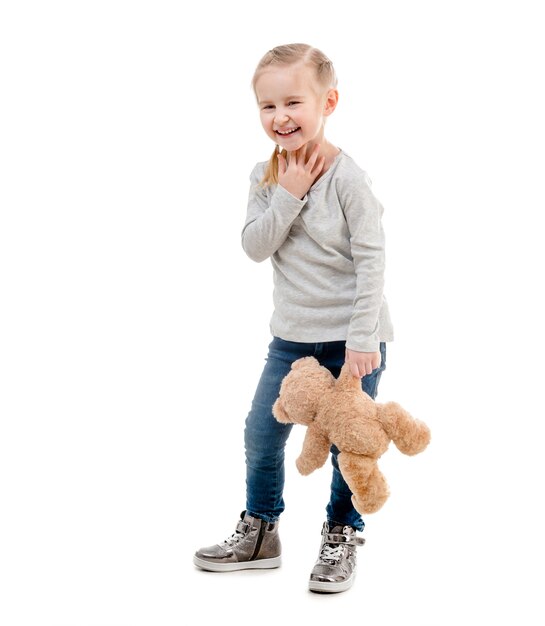 Fille posant avec sa peluche, isolée