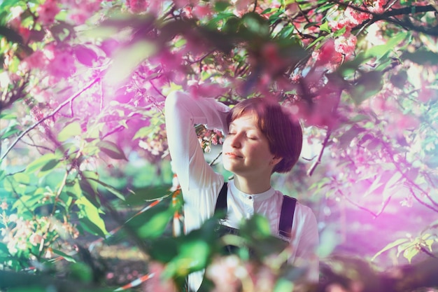 Fille posant en sakura